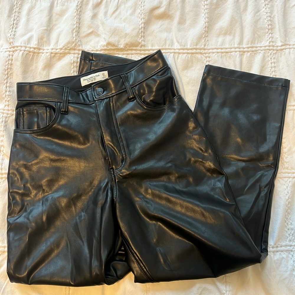 Abercrombie 90s Straight / Ultra High Rise - Vegan Leather